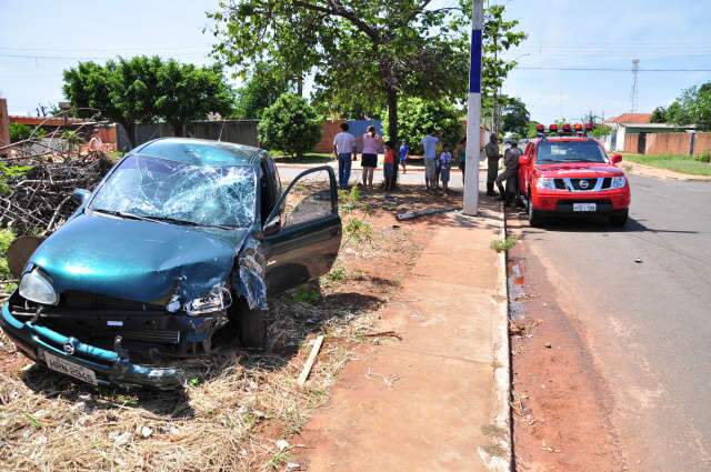  Acidente deixa motociclista ferido e moradores reclamam de cruzamento