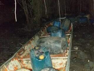 Contrabandistas abandonam barco com tambores para 1,1 mil litros de combust&iacute;vel