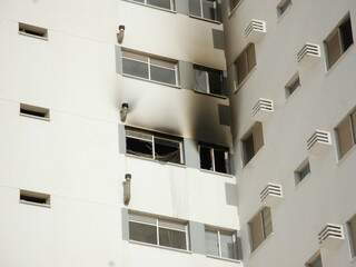 Incêndio iniciado no 9º andar do edifício também resultou na morte de um jovem. (Foto: Simão Nogueira)