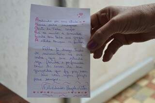 Bilhete de desejos de felicidades, escrito pela mãe e que acompanha o vestido. (Foto: Pedro Peralta)