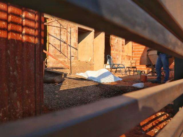 Homem sai para caminhar e &eacute; encontrado morto em constru&ccedil;&atilde;o  