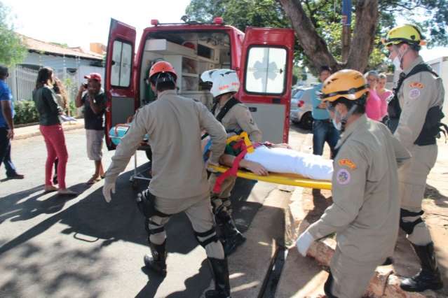 Condutor invade preferencial, provoca batida e jovem fica ferida na Vila Alba