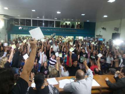 Olarte vai à Justiça para cortar salários de professores em greve