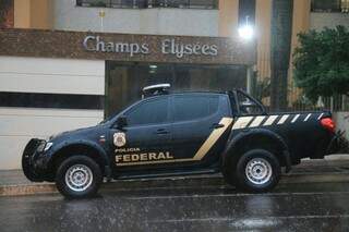 Policiais federais fizeram busca e apreensão do apartamento de Puccinelli. (Foto: Marcos Ermínio)