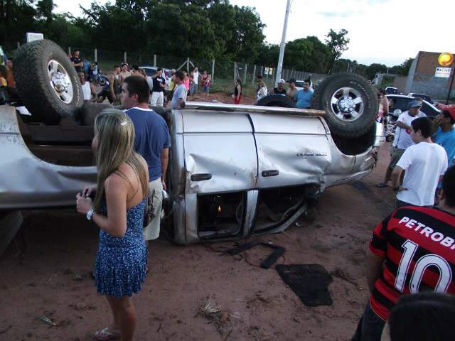  Caminhonete quebra poste e capota em Campo Grande