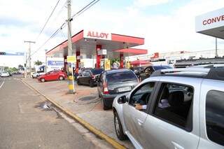 Gasolina vendida a R$ 3,19 em alguns postos da Capital, conquistam consumidores. (Foto: Fernando Antunes)