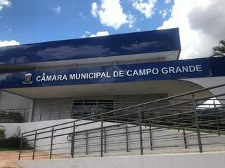 Entrada da Câmara Municipal de Campo Grande, por onde serão analisadas mudanças no texto do Plano Diretor. (Foto: Arquivo).