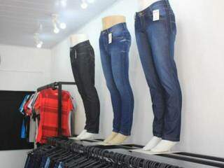 Rede também vende mais de 20 modelos de calças masculinas. 
