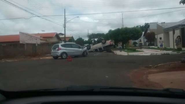 Caminhonete capota ap&oacute;s colidir em outro ve&iacute;culo na Vila Rica