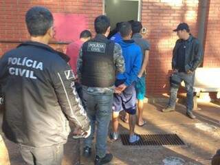 Suspeitos detidos hoje durante operação da Polícia Civil em Dourados (Foto: Adilson Domingos)