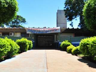 Na escola em que Fael estudou, homenagem em faixa para o ilustre aluno. (Foto: João Garrigó)