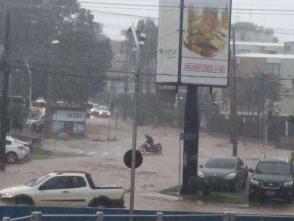 Temporal causa alagamento em pelo menos tr&ecirc;s pontos de Campo Grande