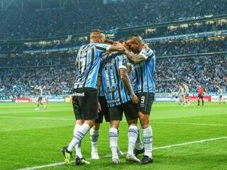 Jogadores comemorando a boa colocação do time na Libertadores. (Foto: GrêmioFC) 