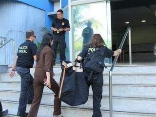 Policiais federais chegam na Superintendência com documentos recolhidos (Foto: Marina Pacheco)