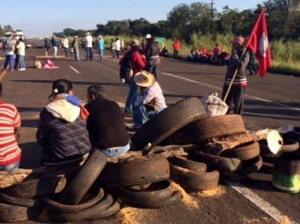 Sem-terra bloqueiam BR-267 por reforma agr&aacute;ria e fila chega a 5 km