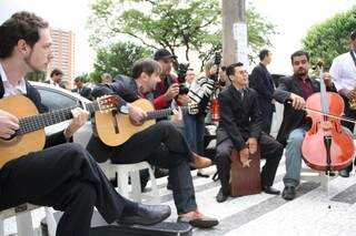 Seis músicos da Orquestra Municipal acompanharam o prefeito durante as serenatas (Foto: Marcos Ermínio)