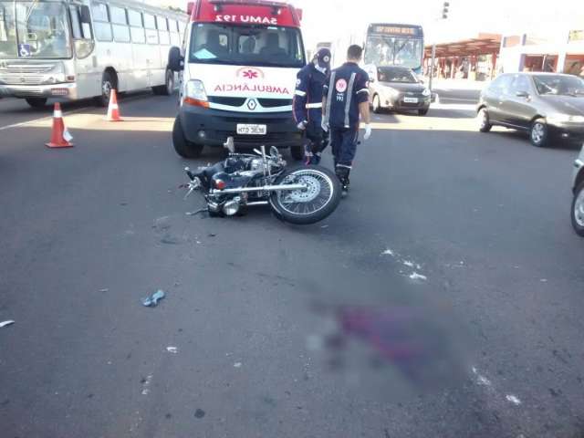 Motociclista fica em estado grave ap&oacute;s ser atingido por caminh&atilde;o-ba&uacute;