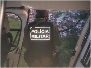 Policiais do Grupamento de Policiamento Aéreo durante operação: foram 12 delas no 1º mês (Fotos: Divulgação/Polícia Militar)