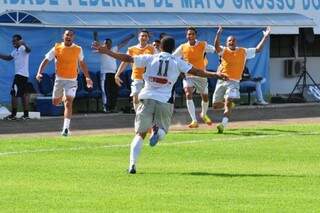 Jogadores do Corumbaense comemoram gol no empate diante do Itaporã no Morenão (Foto: Luciano Muta)