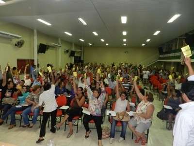 Ap&oacute;s acordo com governador,  professores cancelam protesto