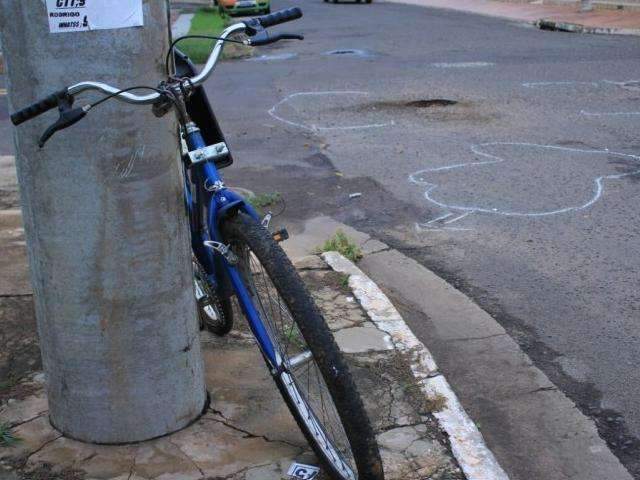 Ve&iacute;culo invade preferencial e atinge mulher e crian&ccedil;a em bicicleta 