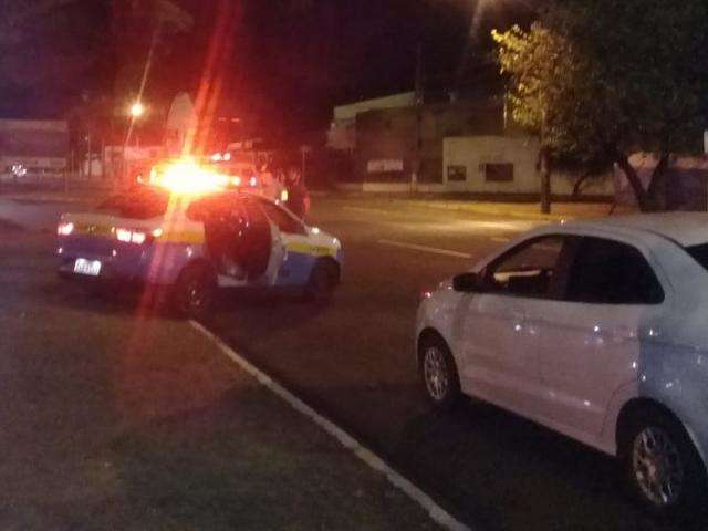 Blitz flagra 12 condutores b&ecirc;bados, prende 1 e recolhe 8 CNHs