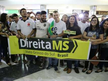 Sob gritos de 'já ganhou', Bolsonaro faz discurso e chama Moro de herói
