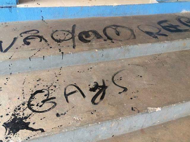 Muro de casal gay amanhece pichado com amea&ccedil;as de morte 