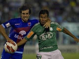 Vinícius disputa bola com jogador argentino na partida de ida pela Taça Libertadores (Foto: EFE)