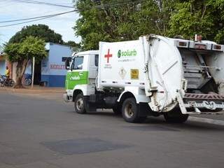 Caminhão de coleta de lixo da Solurb em Campo Grande. (Foto: Arquivo/CGNEWS).