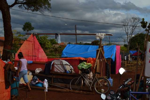 Vento de 88 km/h destr&oacute;i barracos e &iacute;ndios pedem doa&ccedil;&otilde;es