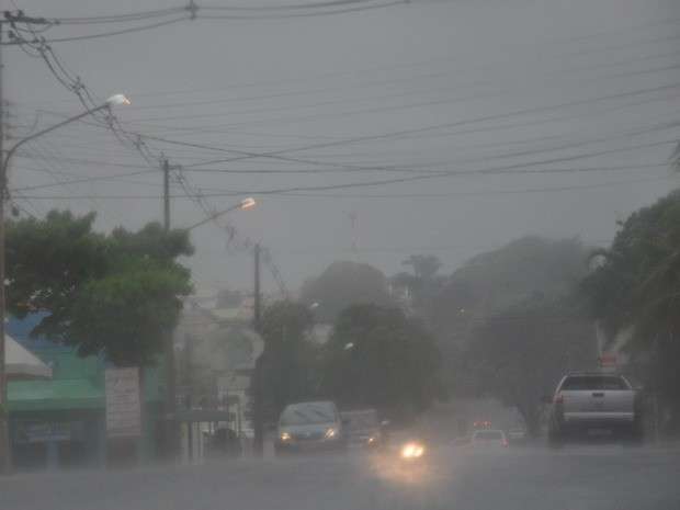 Frente fria traz chuvas a MS, com temperaturas voltando a subir s&oacute; no domingo
