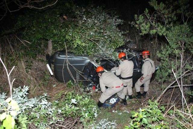 Motorista perde controle, carro capota e cai em barranco