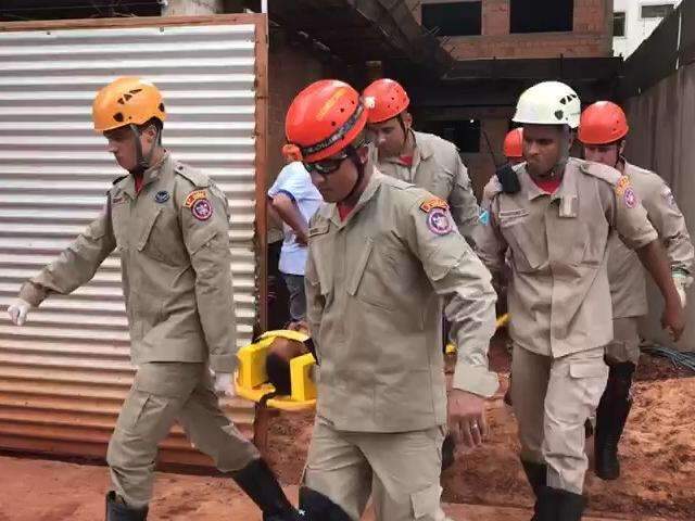 Trabalhador &eacute; soterrado e salvo por colegas em constru&ccedil;&atilde;o de edif&iacute;cio