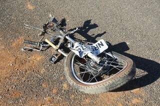 Acidente entre uma moto e um veículo Voyage na MS-010. O motociclista que não teve a identidade confirmada está em estado grave no hospital.   (Foto: Cleber Gelio)