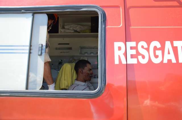 Rapaz &eacute; espancado, mas resiste ao socorro dos bombeiros