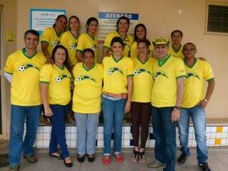 De chapéu, médico Frank Salomon com equipe de saúde de Ribas do Rio Pardo (Foto: Arquivo pessoal)