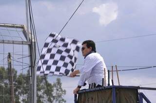 O prefeito Gilmar Olarte deu a bandeirada de chegada na vitória do piloto paranaense Leandro Totti. Depois fez um &quot;comercial&quot; de Campo Grande (Foto: Alcides Neto)
