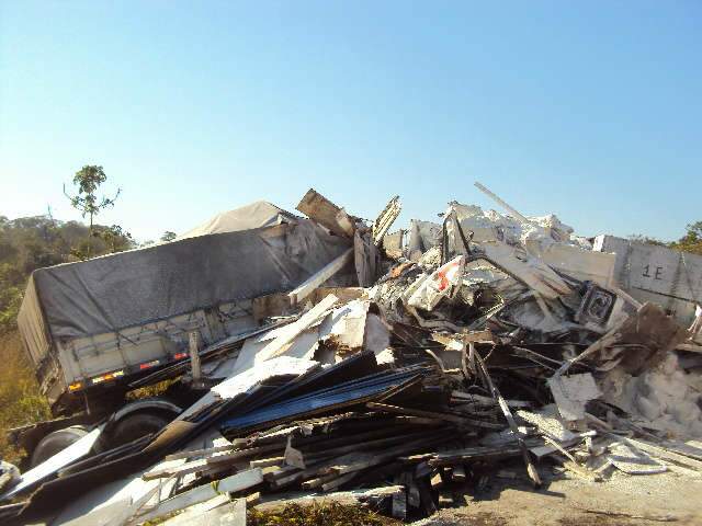  Acidente entre carretas na BR-267 deixa dois mortos e um preso &agrave;s ferragens