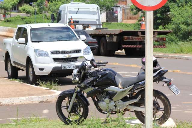 Motociclista fica em estado grave ao bater moto em lateral de caminh&atilde;o 