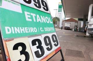 Placa onde etanol é vendido por valor dentro da média em MS (Foto: Henrique Kawaminami)