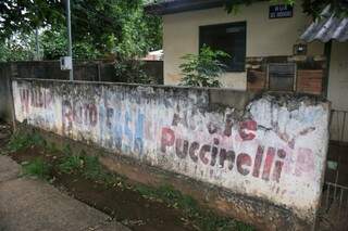 O muro que faz as vezes de outdoor ainda guarda propaganda política de 1996 (Foto: Paulo Francis)