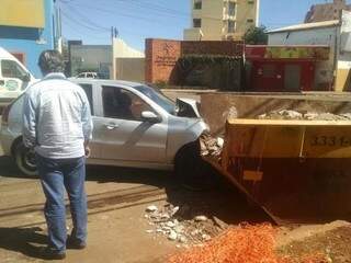 Carro colide com caçamba na Av Coronel Antonino na manhã de hoje (27) . (Foto: Direto das ruas)