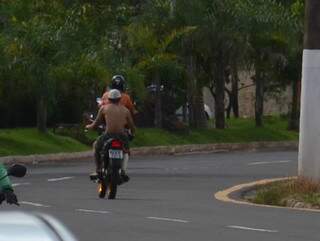 Renan pilotava moto sem capacete, sem camisa e descalço. Apenas de bermuda e boné. Equipe fazia matéria sobre acidente quando o jovem passou na Ceará. (Foto: Minamar Júnior)