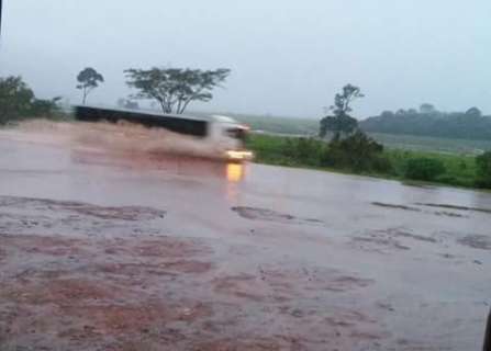 Chuva recorde arrebenta 163 e deixa parte de MS sem acesso ao Paraná