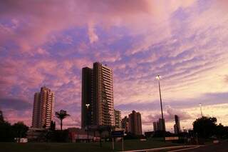 O tempo amanheceu com céu entre nuvens na Capital. (Foto: Marcos Ermínio) 