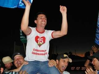 Neilo, do PMDB, comemorando vitória em Figueirão no domingo passado (Foto: Arquivo)