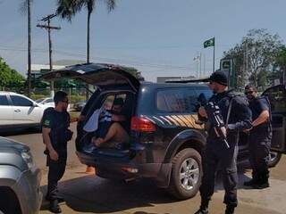 Preso na Operação Nepsis desce de viatura da Polícia Federal, nesta manhã em Dourados (Foto: Adilson Domingos)