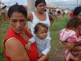 Meire, de blusa vermelha, disse que não vai obedecer a decisão judicial. (Foto: Simão Nogueira)