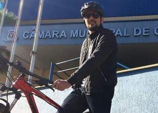 Vereador foi a posse de bicicleta em 2013.(Foto: Reprodução/ Facebook)